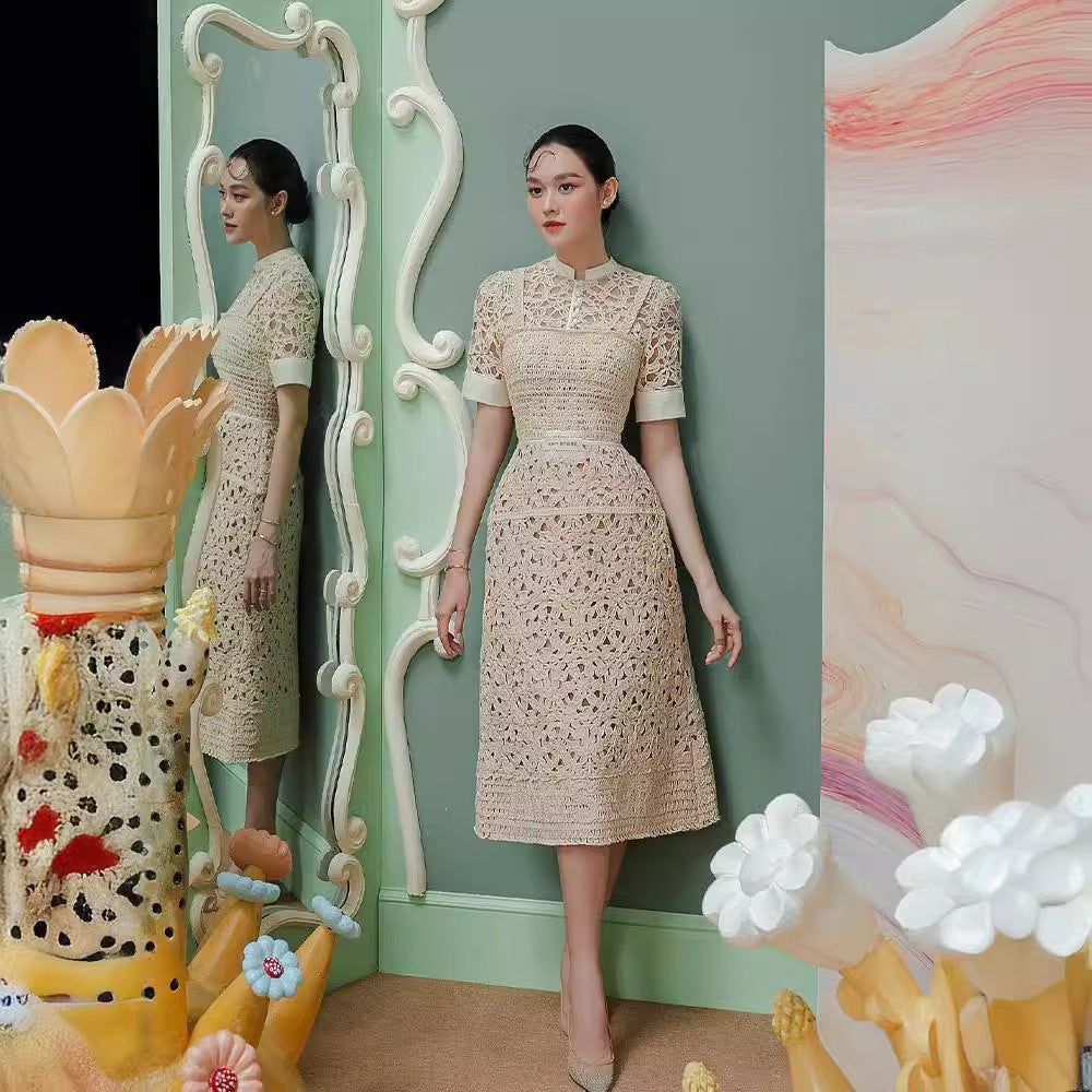 Women's 1950s Elegant Lacey Mid-Dress